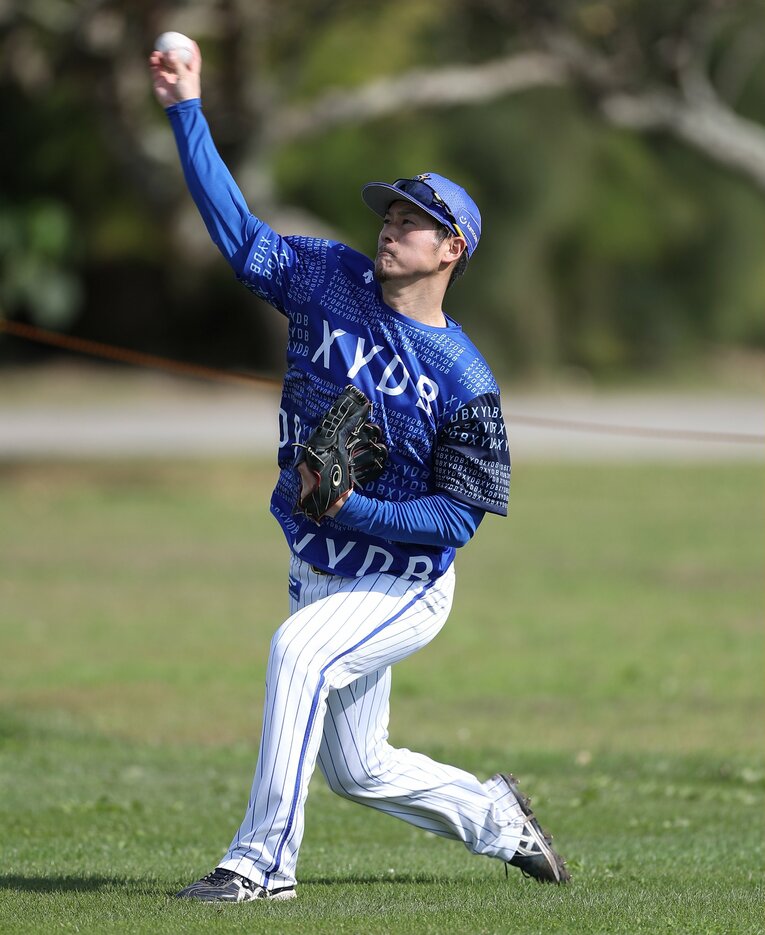 沖縄県宜野湾市で行われている春季キャンプでは、キャッチボールする平田真吾投手がいた　©JIJI PRESS