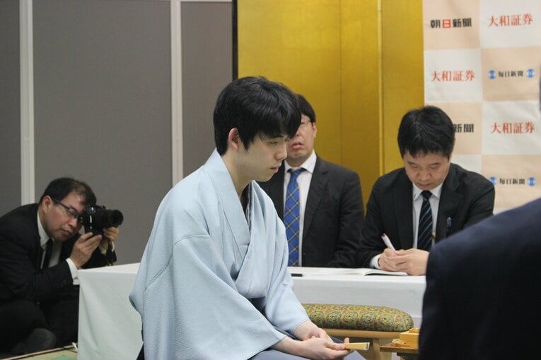 落ち着いた表情の藤井聡太　©Number Web