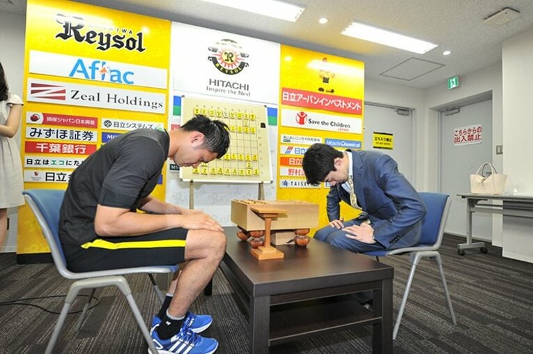 対談した際の中村航輔と中村太地。なんとファン感謝デーで“対局”も（全3枚中の3枚目）　©Kenji Iimura