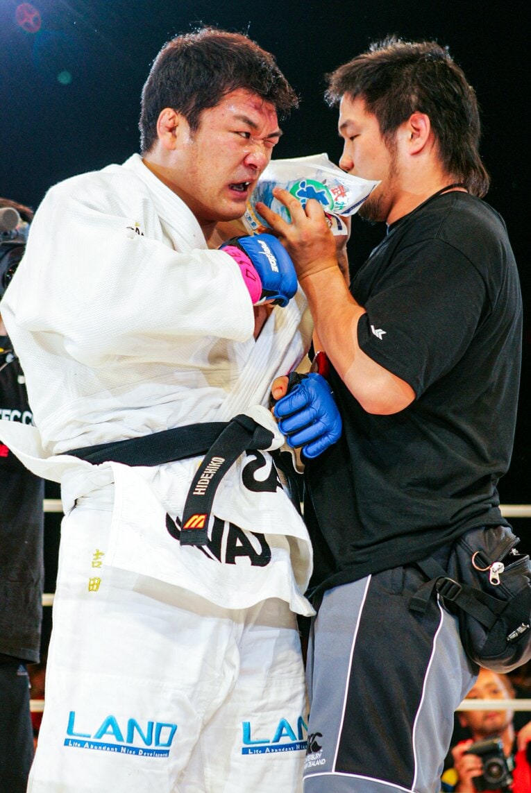 ハント戦で左肩を負傷した吉田秀彦。以降は不調に悩まされることになる　©Susumu Nagao