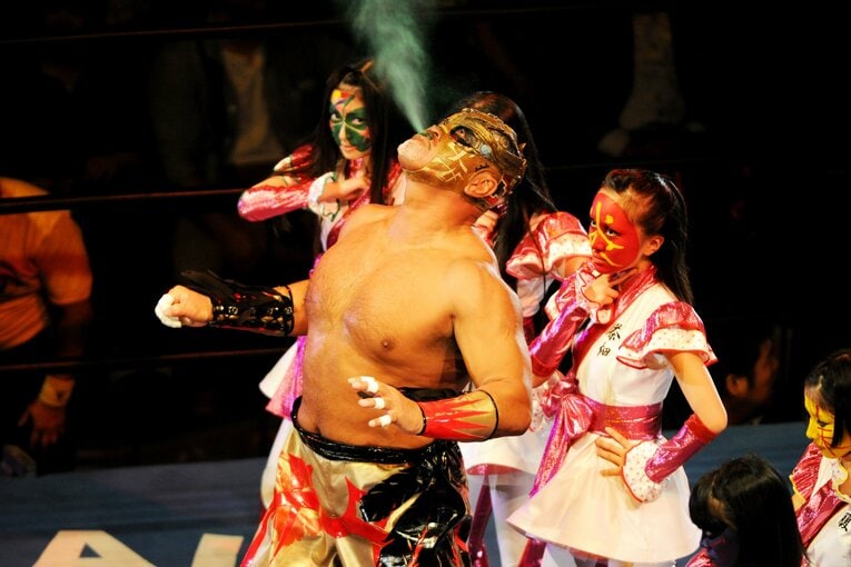 ももクロとコラボしたムタ。2011年10月23日、両国国技館　©Masashi Hara