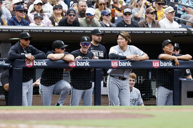 ベンチでもチームの中心になっている村上　©︎Meg McLaughlin/Getty Images