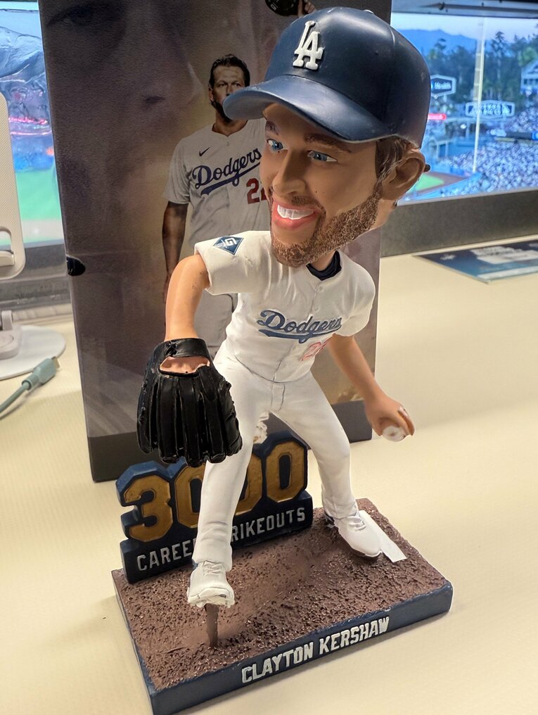 【全100枚超／涙なしには見られない…カーショーと大谷、ドジャースのテレビに映らない名場面】カーショーの3000奪三振記念ボブルヘッド（写真はまだまだ続きます）　　©Naoyuki Yanagihara