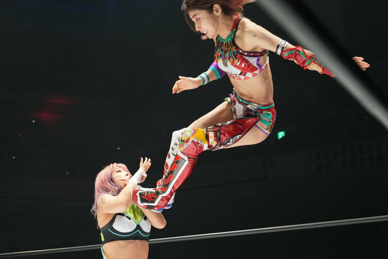 AZMにミサイルキックを放つ向後桃　©Essei Hara