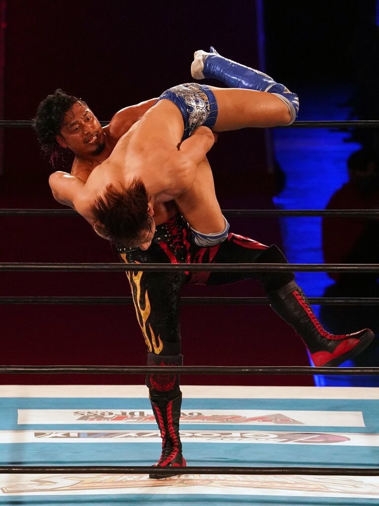 「そのベルト、返してもらおうか」飯伏幸太が狙う“3連覇”とIWGP世界王座奪還…“カミゴェ”食らった鷹木「本家のは半端ねえな」(7)