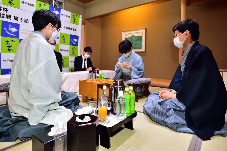 谷川は2021年度の王位戦第3局で立会人を務めた　©日本将棋連盟