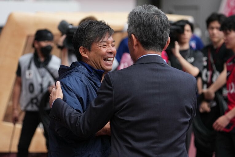 試合開始直前、笑顔で言葉をかわす鬼木監督と長谷部監督　©Masashi Hara