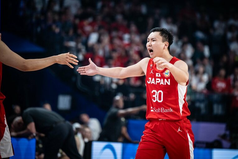 試合中もチームを鼓舞し続けた富永　©FIBA