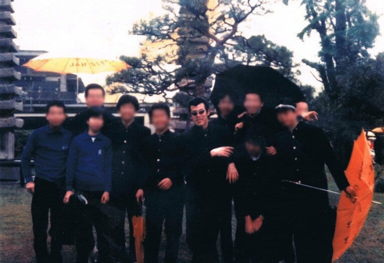 パンチパーマにサングラスという出で立ちだった中学時代の赤井英和（本人提供）