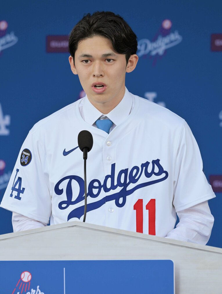 ドジャース入団会見でユニフォームを着て自らの胸のうちを明かした佐々木　©︎JIJI PRESS