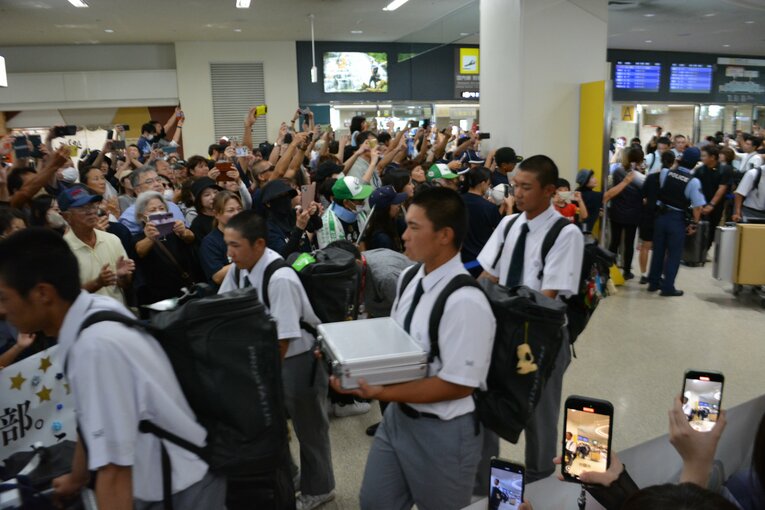 熱烈な歓迎を受ける沖縄尚学の選手たち　©Takarin Matsunaga