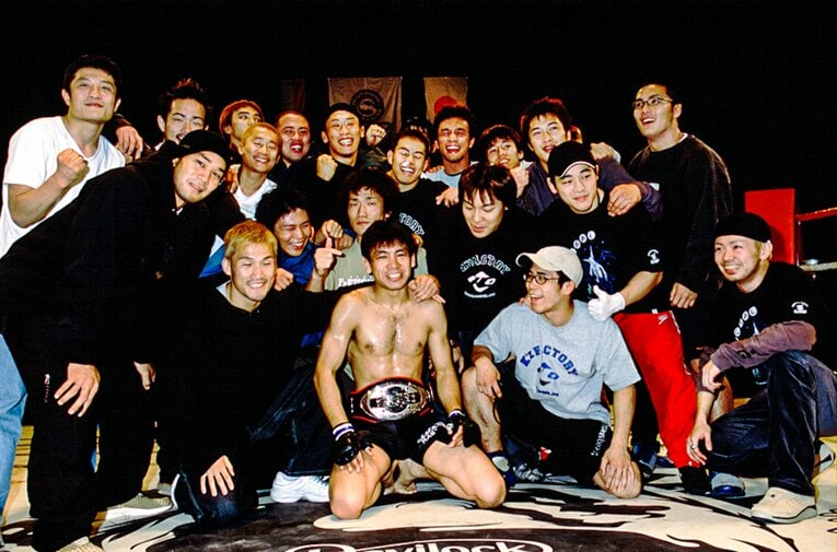 修斗王者となった大石の記念写真　©Susumu Nagao