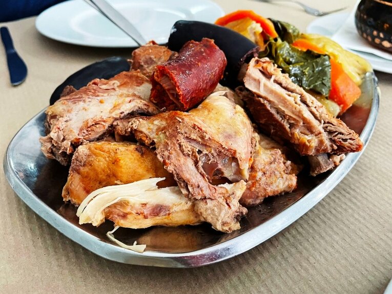 「山の斜面にスタジアム」「守田英正のお薦め料理は…」日本代表MFが戦う“離島クラブ”は美しい風景とグルメ満載だった《現地で撮影》(30)