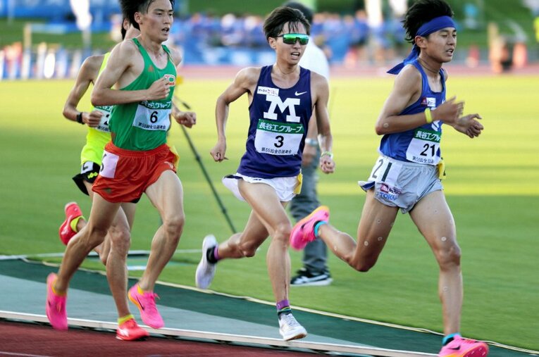 箱根駅伝の前哨戦といえる全日本大学駅伝の予選、明治大は突破ラインの7位から大きく離れた10位という結果に。写真は1組目で好走した4年の児玉真輝 ／ photograph by Asahi Shimbun