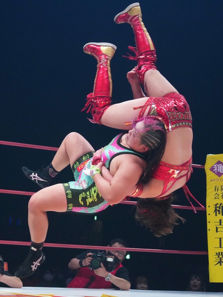 水車落としでSareeeを投げる橋本千紘　©Essei Hara