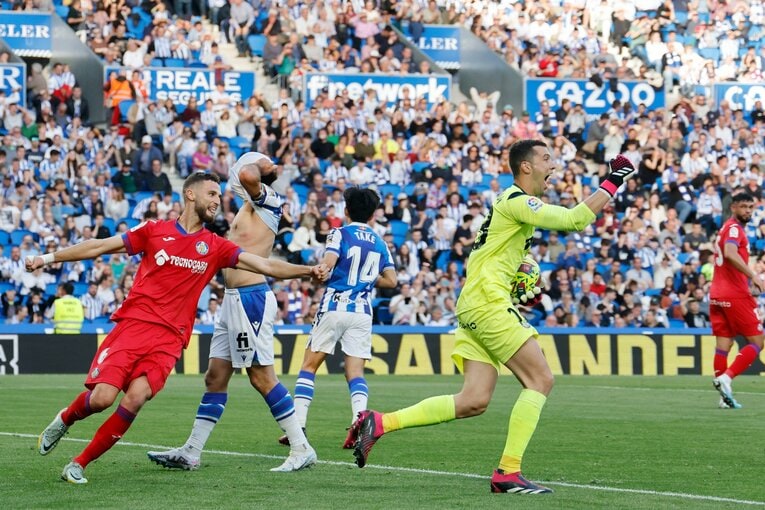 「TAKEあなたは最高です、と日本語で…」久保建英21歳はソシエダで愛される「日本人最多リーガ6点目＋“MVPタケクボ”コール」を撮った(29)