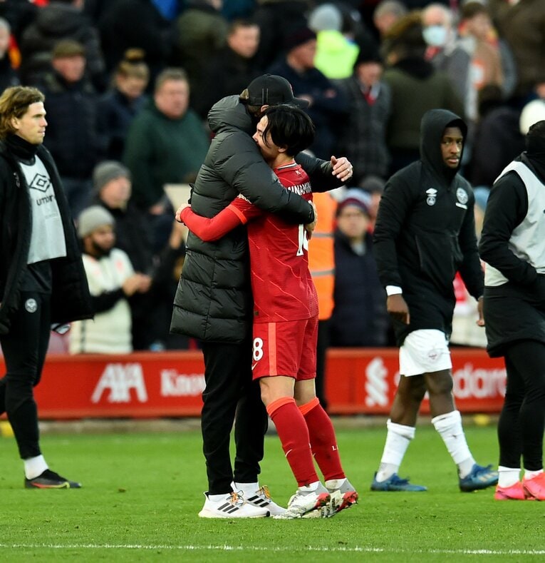 試合後、クロップ監督は南野を抱きしめた　©Getty Images