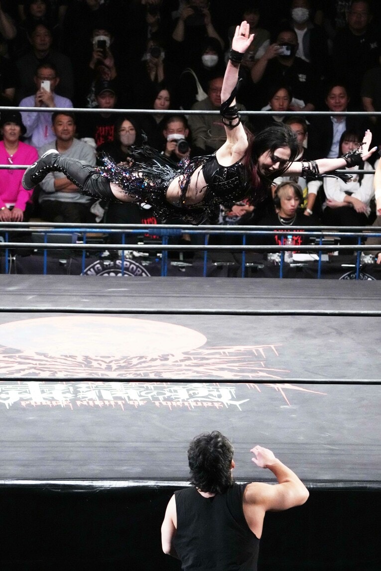 高橋裕二郎を相手にプランチャを放つ上谷沙弥　©Essei Hara