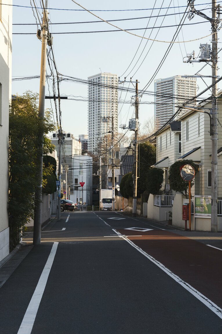 元競馬場通り。細い面影路地は途中で途切れていた