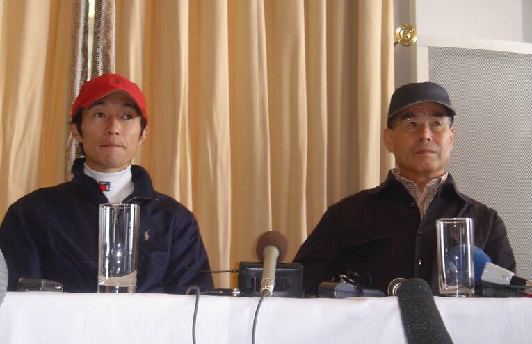 現地で行われた記者会見に出席した武豊と池江調教師　©Satoshi Hiramatsu