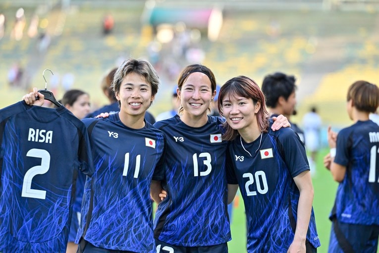 清水梨紗のユニフォームを手にした田中美南とともに　©Takuya Nakachi/JMPA