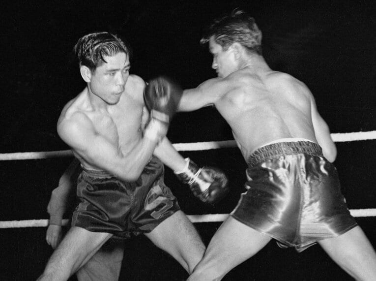 1952年5月、ダド・マリノ戦で日本人初の世界王者となった白井義男（左）　©KYODO