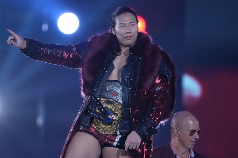 2本のベルトを腰に巻いて登場した竹下幸之介。1月5日、東京ドーム　©Masashi Hara