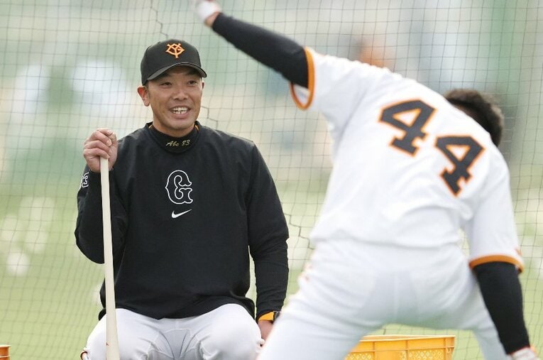 宮崎春季キャンプで若手選手を指導する巨人・阿部慎之助監督 ／ photograph by JIJI PRESS