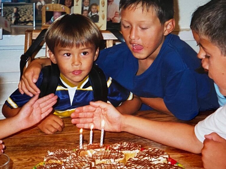 幼少期のラーズ（提供：クミさん）