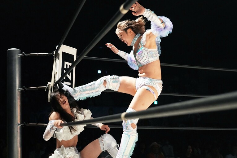 コーナーの心希にキックを見舞う桜井麻衣　©Essei Hara