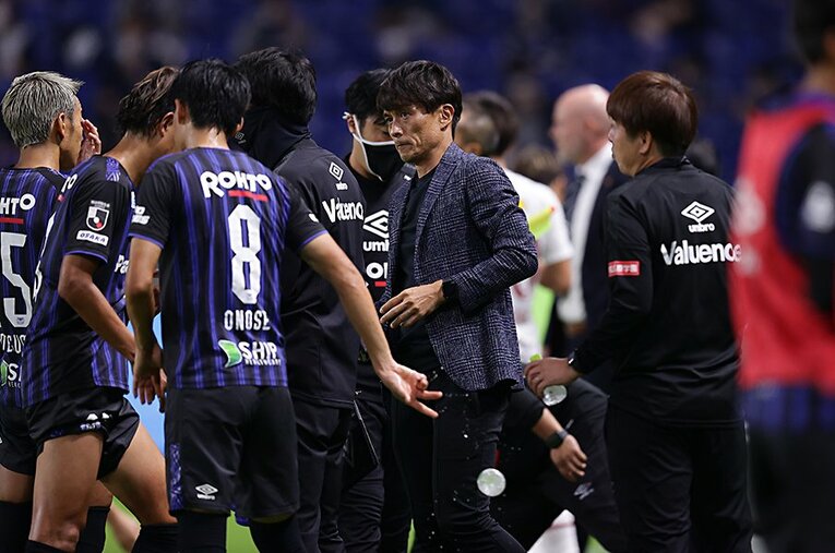 ガンバを6連勝に導いた宮本恒靖監督。遠藤保仁の期限付き移籍という大きなトピックの中で、プロとして結果で示している ／ photograph by J.LEAGUE