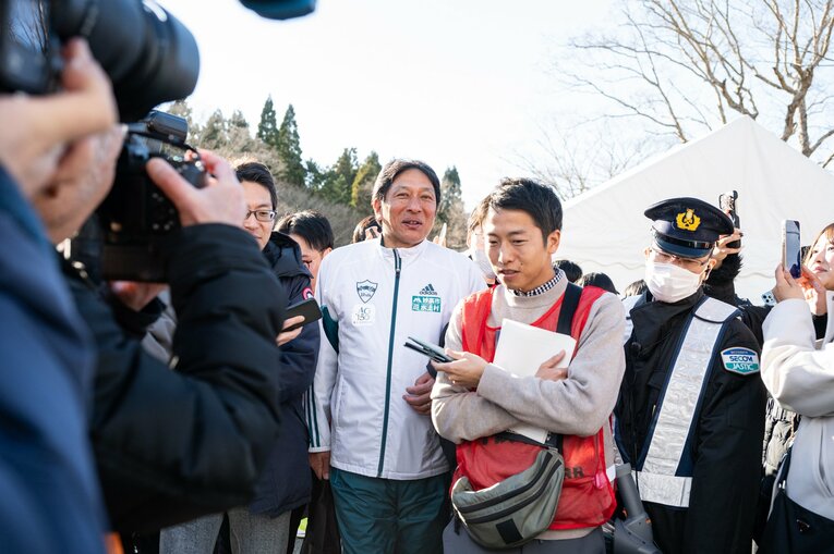 報道陣の取材を受ける原晋監督　©Nanae Suzuki