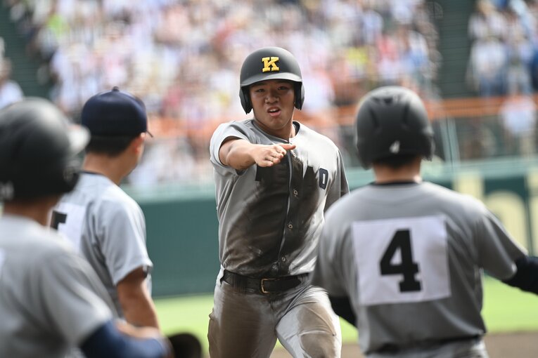決勝で代打から生還を果たし、ベンチへ凱旋する安達　©Naoya Sanuki