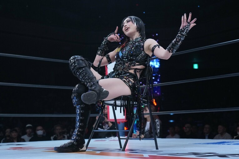 イスに座って余裕を見せる上谷沙弥　©Essei Hara