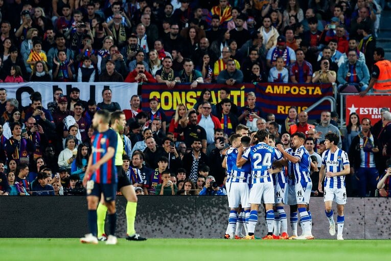 今季9点目！ 久保建英が凄まじい「バルサ撃破ドリブル、ブスケッツ退団・優勝セレモニーが同時に」カメラマンが見た“美しいカンプノウの夜”(13)