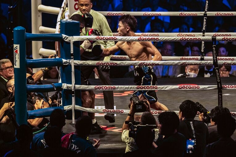 ダメージを負ったフルトンにラッシュをかける井上尚弥（4枚目／全5枚）　©Takuya Sugiyama