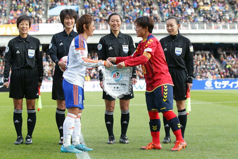 2015年皇后杯決勝の主審を務めた山下良美（中央）　©︎JFA/AFLO