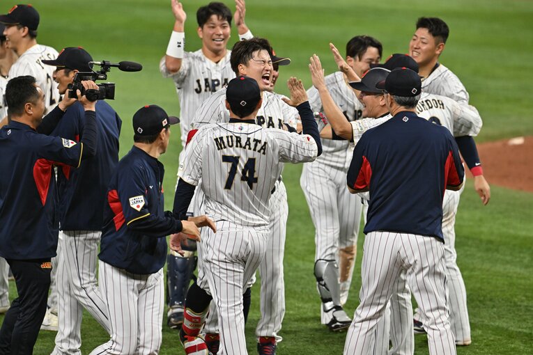 期待に応えサヨナラ打を放った村上　©Naoya Sanuki