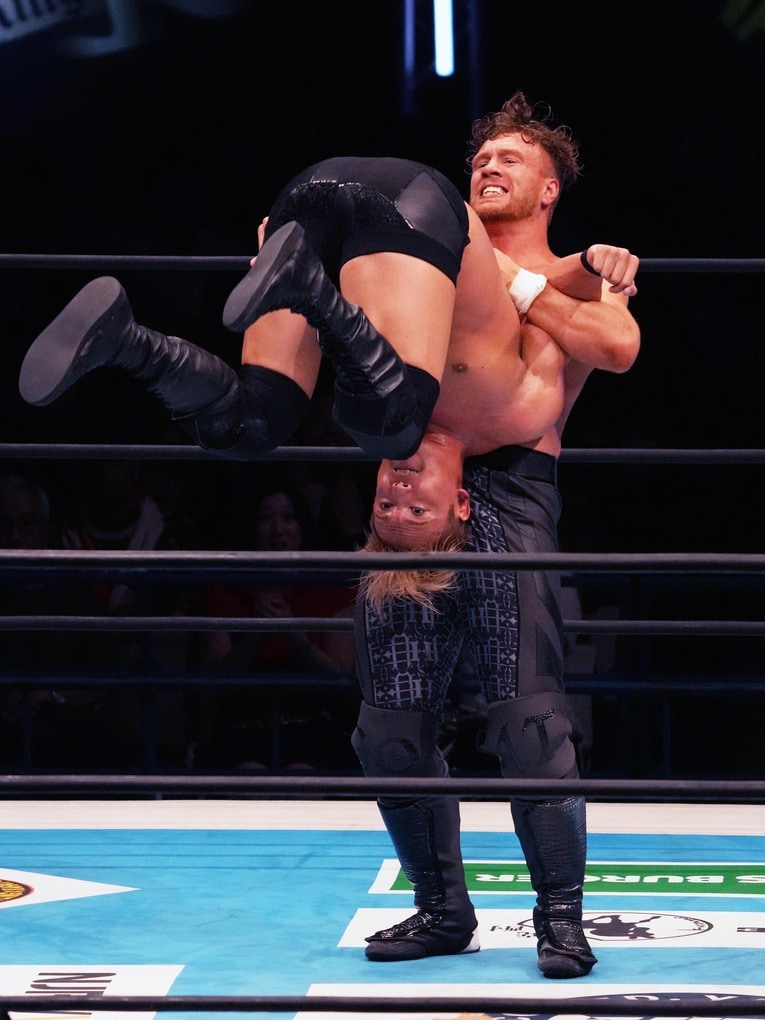 フルネルソンでオカダを持ち上げるオスプレイ