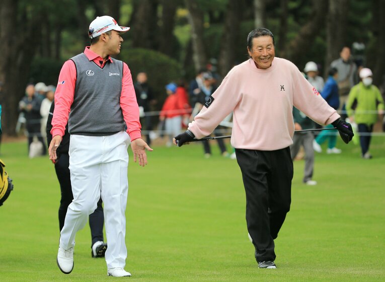 2017年11月、ダンロップフェニックスで同組でプレーする松山英樹とジャンボ尾崎　©︎JIJI PRESS