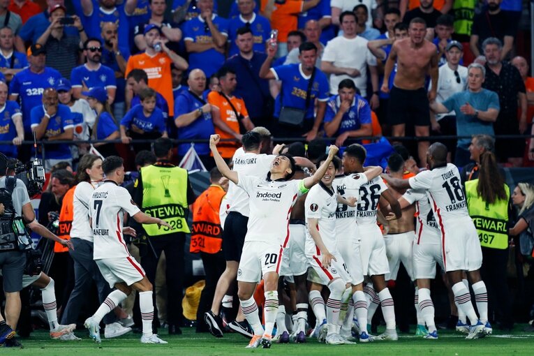 鎌田大地の号泣と“日の丸スパイク”に思い出す4年前の「カタールW杯には絶対出たいですよ」 長谷部誠とのEL優勝写真に“秘められた熱量”とは(5)