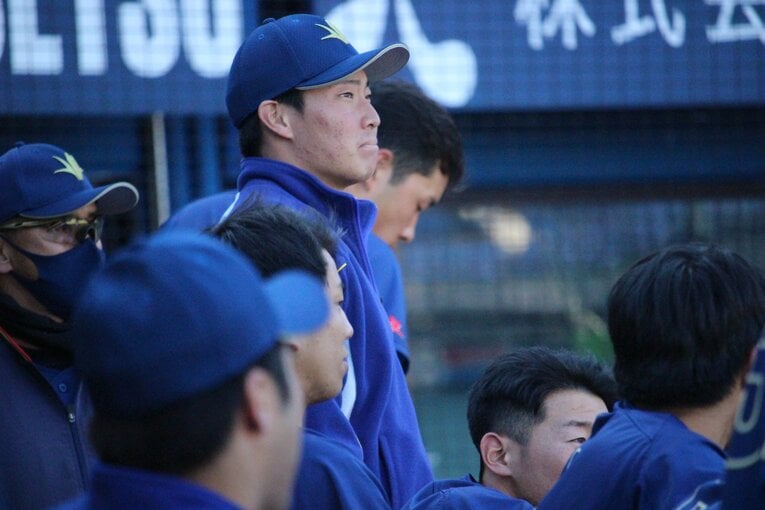 関東地区大学選手権、ベンチから試合を見つめる萩原　©Yu Takagi