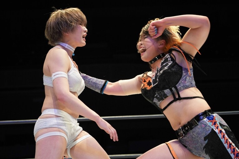 安納サオリvsMIRAI　©Essei Hara