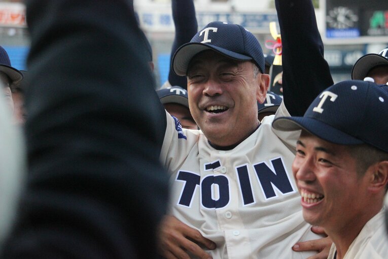 胴上げされる桐蔭横浜大・齊藤博久監督　©︎Yu Takagi