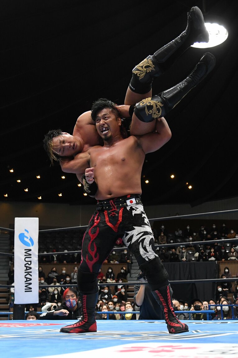 鷹木信悟と激闘を繰り広げたタイチだったが、最後はラスト・オブ・ザ・ドラゴンで力尽きた（クリックすると「この記事の写真」に飛びます。流血等の過激な写真を含みますのでご注意ください）