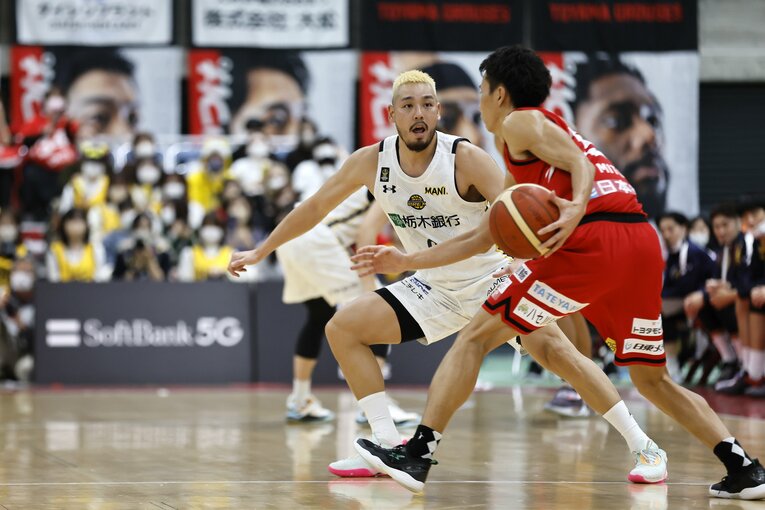 かねてよりディフェンスには定評のあった遠藤だったが、今回の決勝ではより積極的な姿勢が目立った　©B.LEAGUE