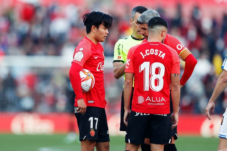 久保建英“オレが蹴る”FK弾→手荒い祝福に「い、痛いんですけど」 カメラマンが至近距離でとらえた一撃と、ファンから“感謝の大拍手”(26)