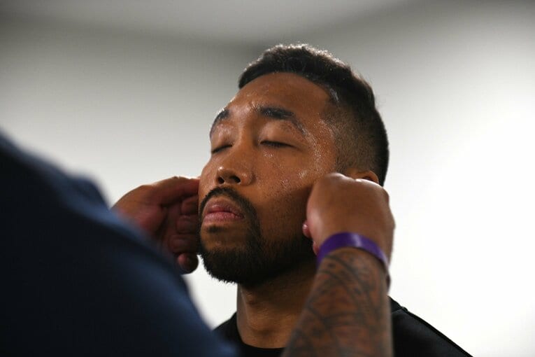 控室で顔にワセリンを塗ってもらう内藤律樹　©Kokou Sekine