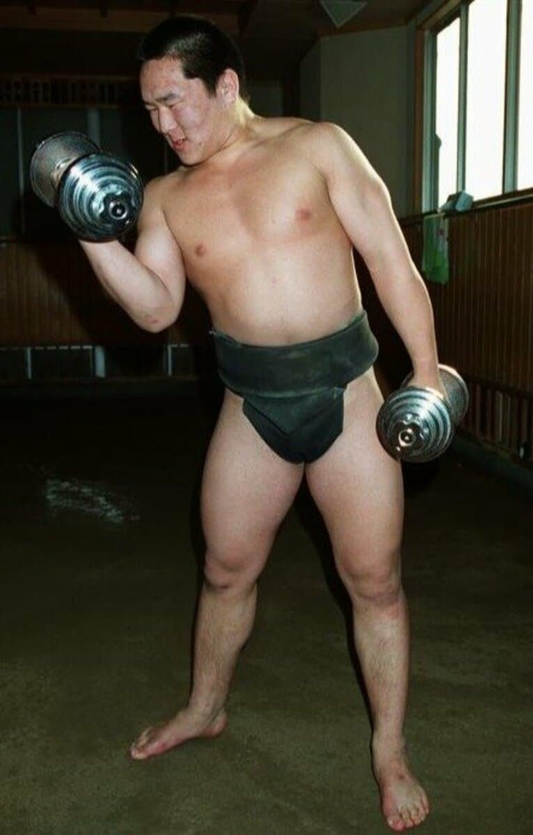 明徳義塾高校を中退（のちに卒業認定）し、角界に入門したドルゴルスレン・ダグワドルジ（朝青龍）。新弟子検査では背筋測定でトップタイの180キロをマークした　©︎JIJI PRESS