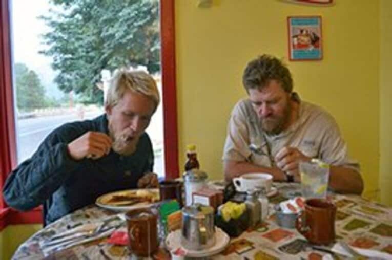 巨大パンケーキチャレンジに挑戦するハイカー。 